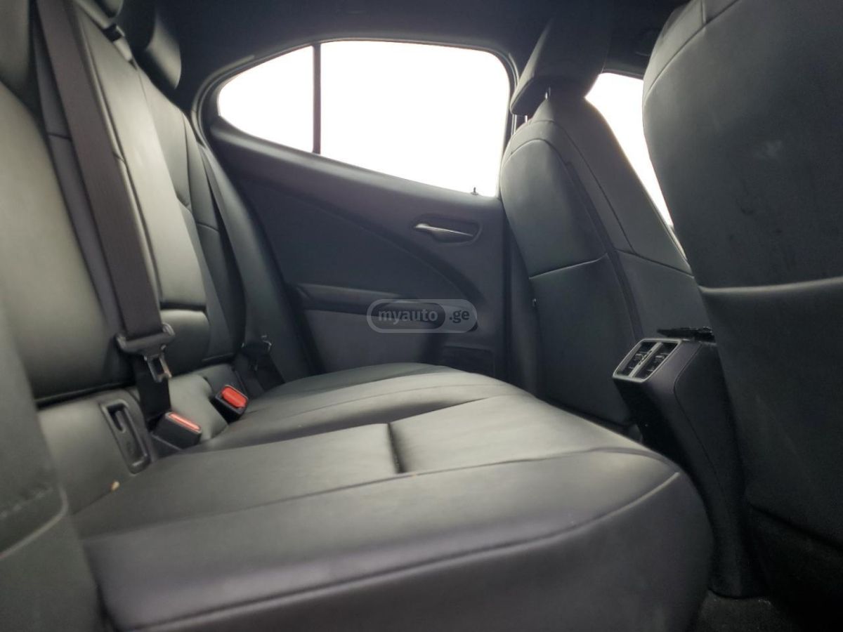 Lexus UX 250 h - фото 9