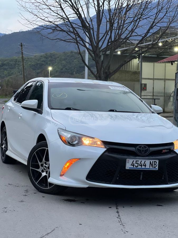Toyota Camry - фото 1