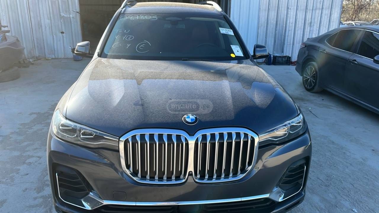 BMW X7 - фото 1