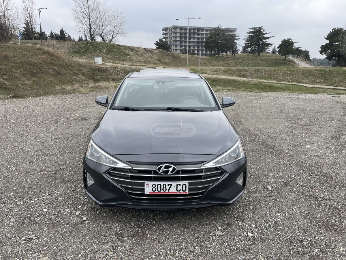 Hyundai Elantra - фото 1