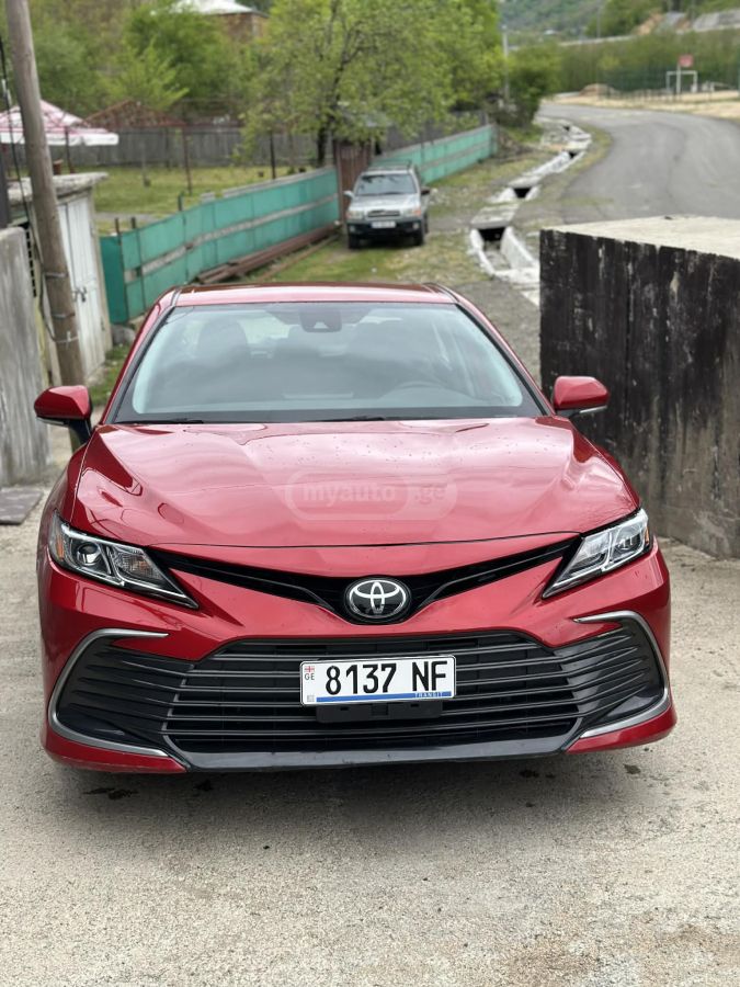Toyota Camry - фото 1