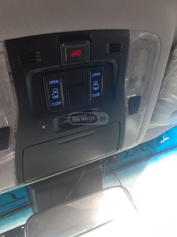 Toyota Alphard - фото 10