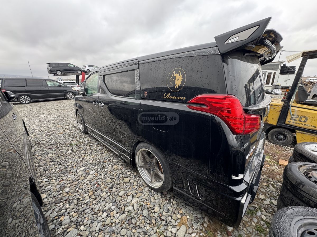 Toyota Alphard - фото 4