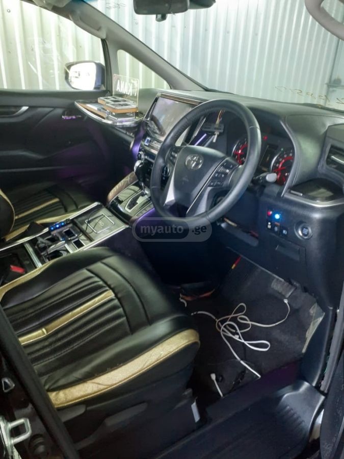 Toyota Alphard - фото 6