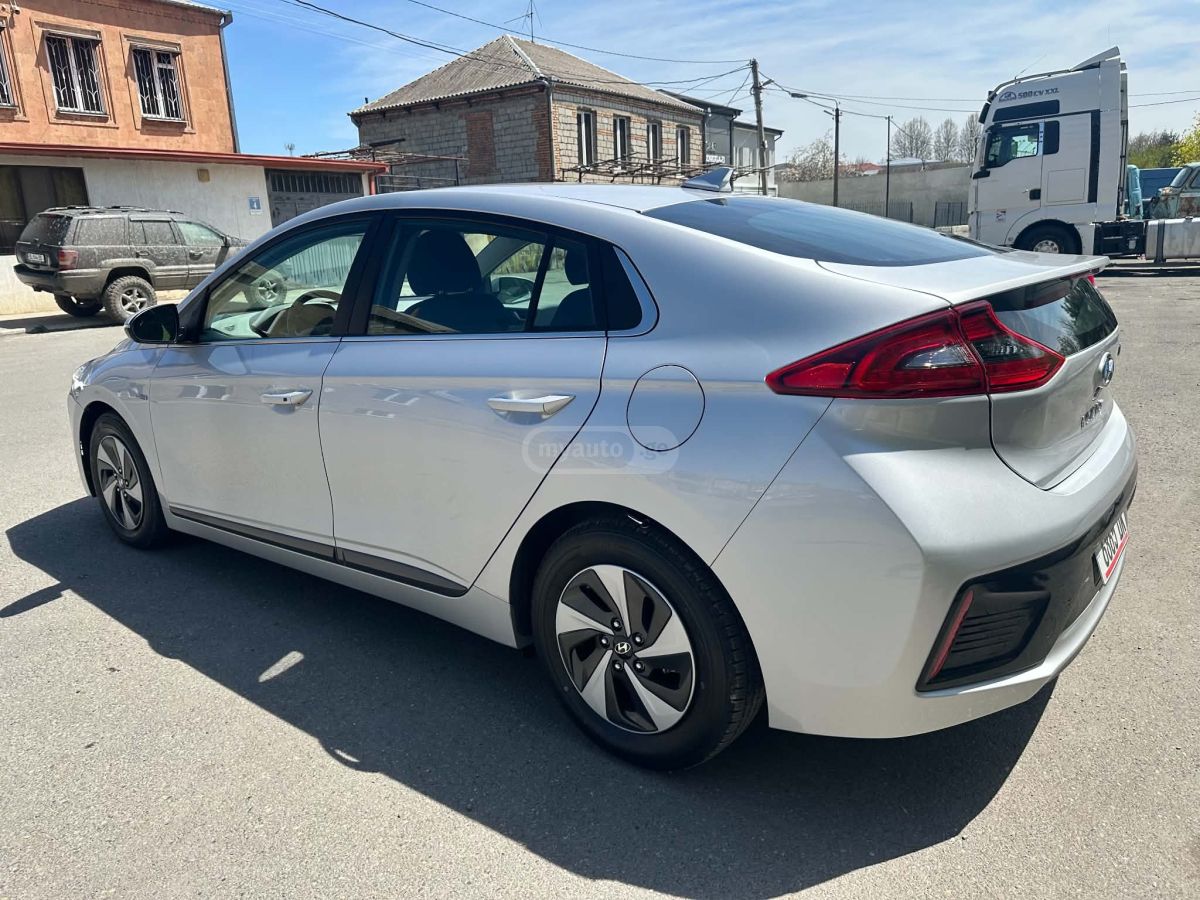 Hyundai Ioniq - фото 8