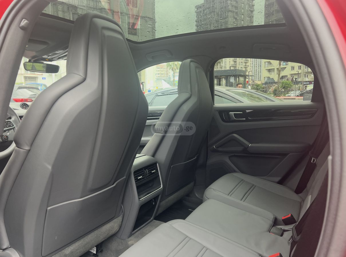 نمای دیگر Porsche 2022