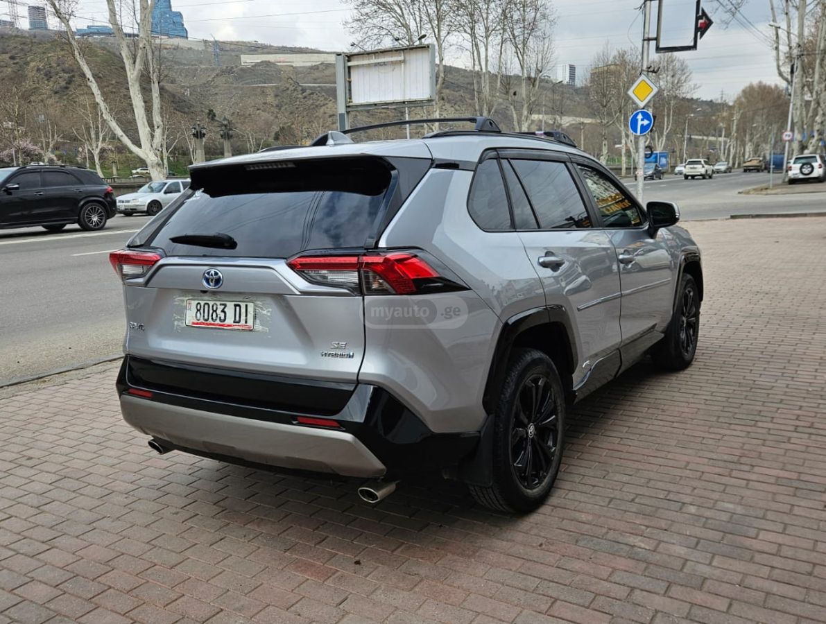 Toyota SE 4dr All-Wheel Drive CVT — миниатюра 4