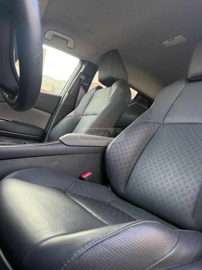 Toyota Limited 4dr Front-Wheel Drive — миниатюра 9