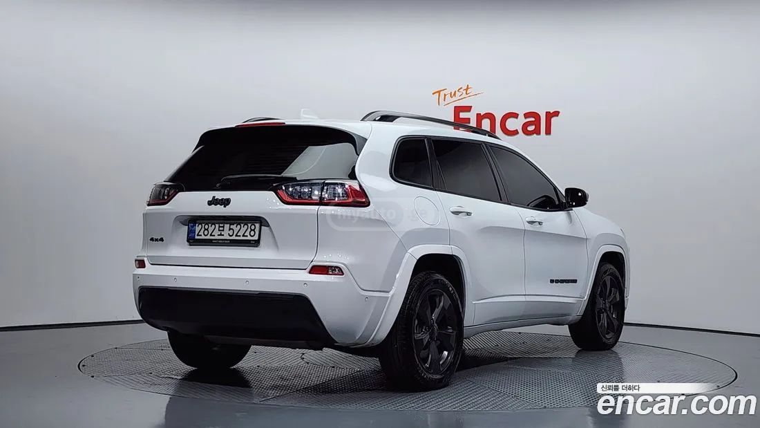 Jeep Cherokee - фото 2