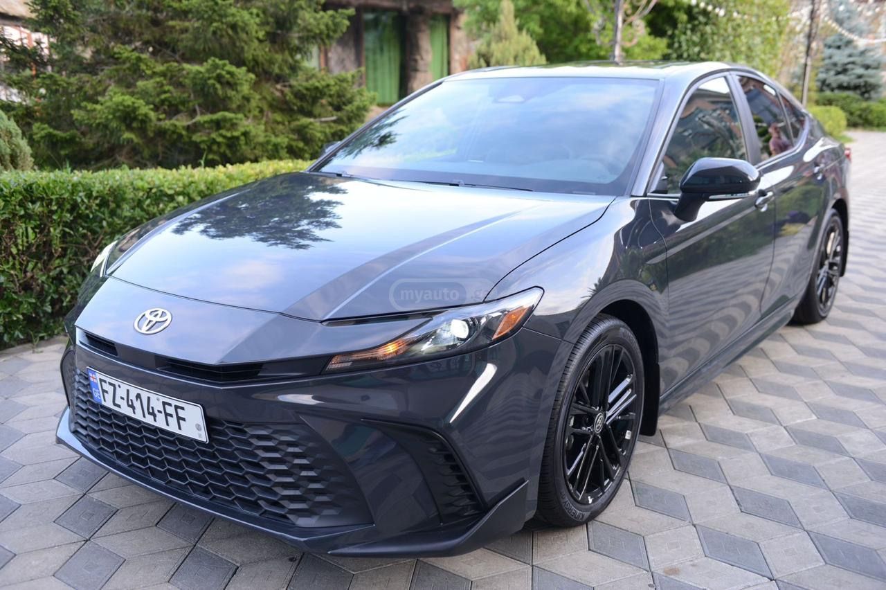 Toyota Camry - фото 1