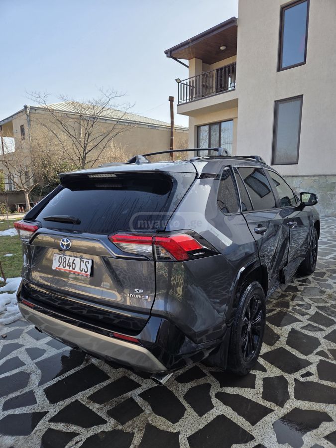 Toyota SE 4dr All-Wheel Drive CVT — миниатюра 4