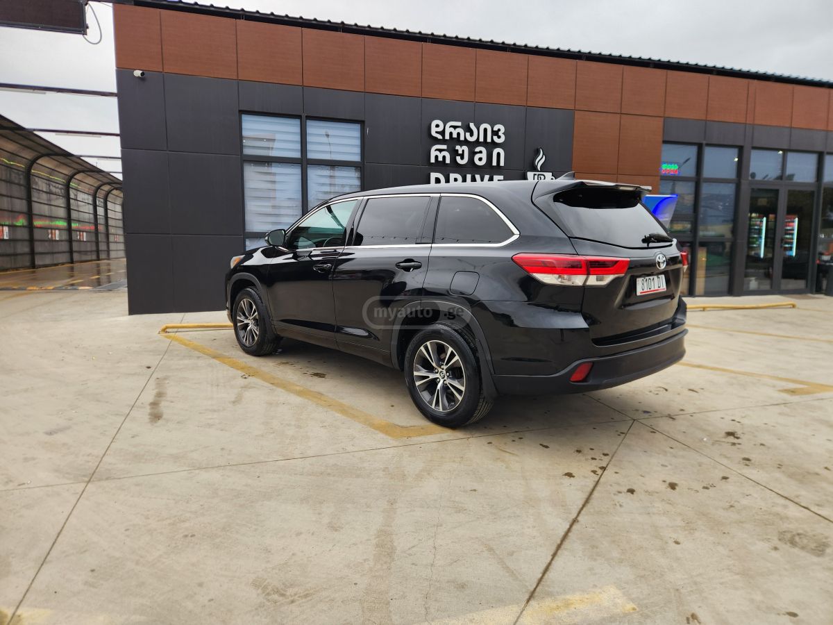 Toyota Highlander - фото 1