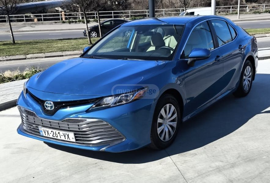 Toyota Camry - фото 1