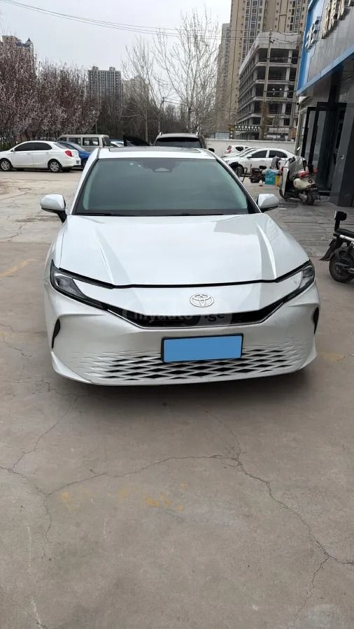 Toyota Camry - фото 1