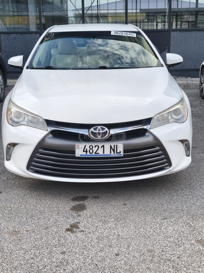 Toyota Camry - фото 1