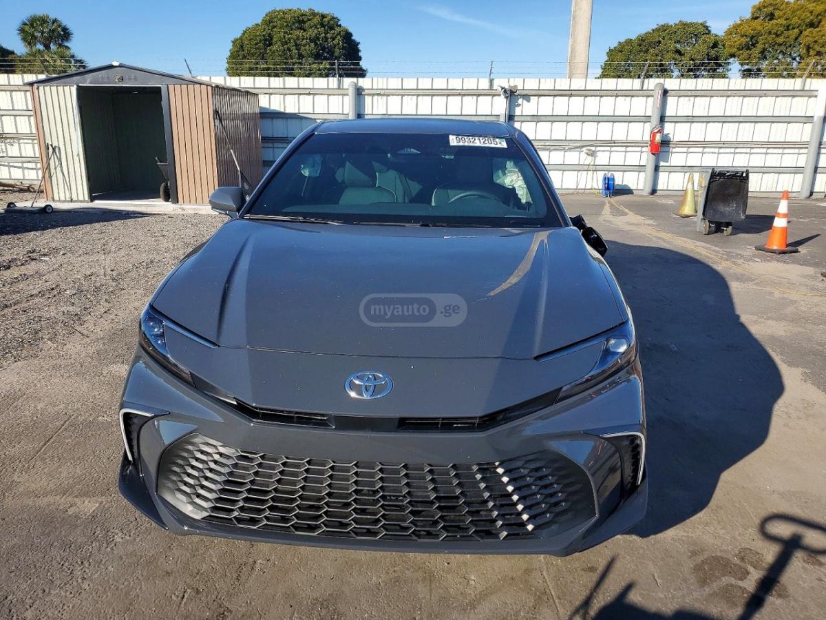 Toyota Camry - фото 1