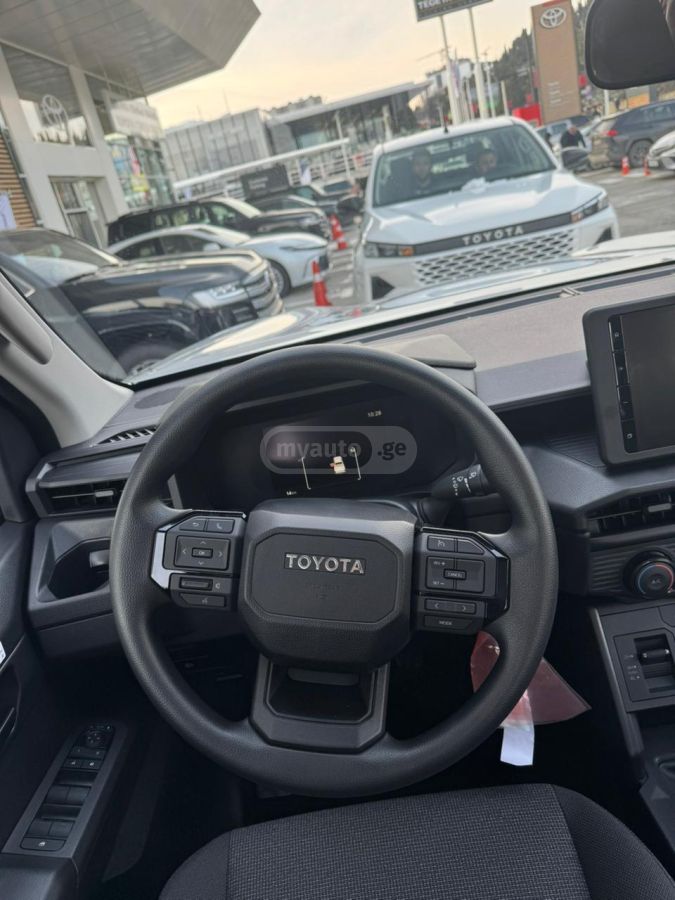 Toyota QH — миниатюра 8