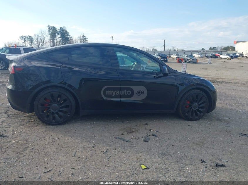 Tesla Model Y - фото 12