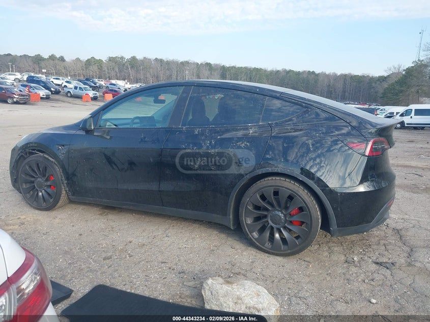 Tesla Model Y - фото 13