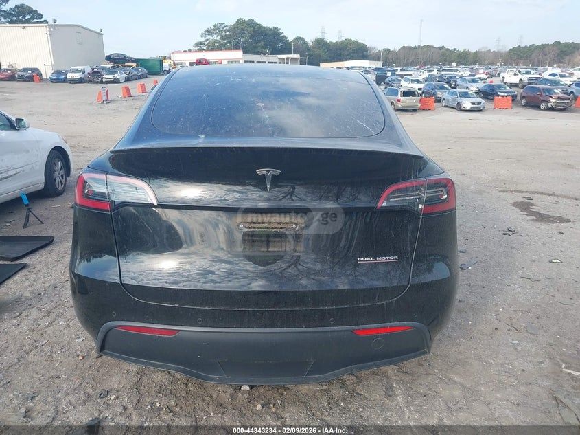 Tesla Model Y - фото 15