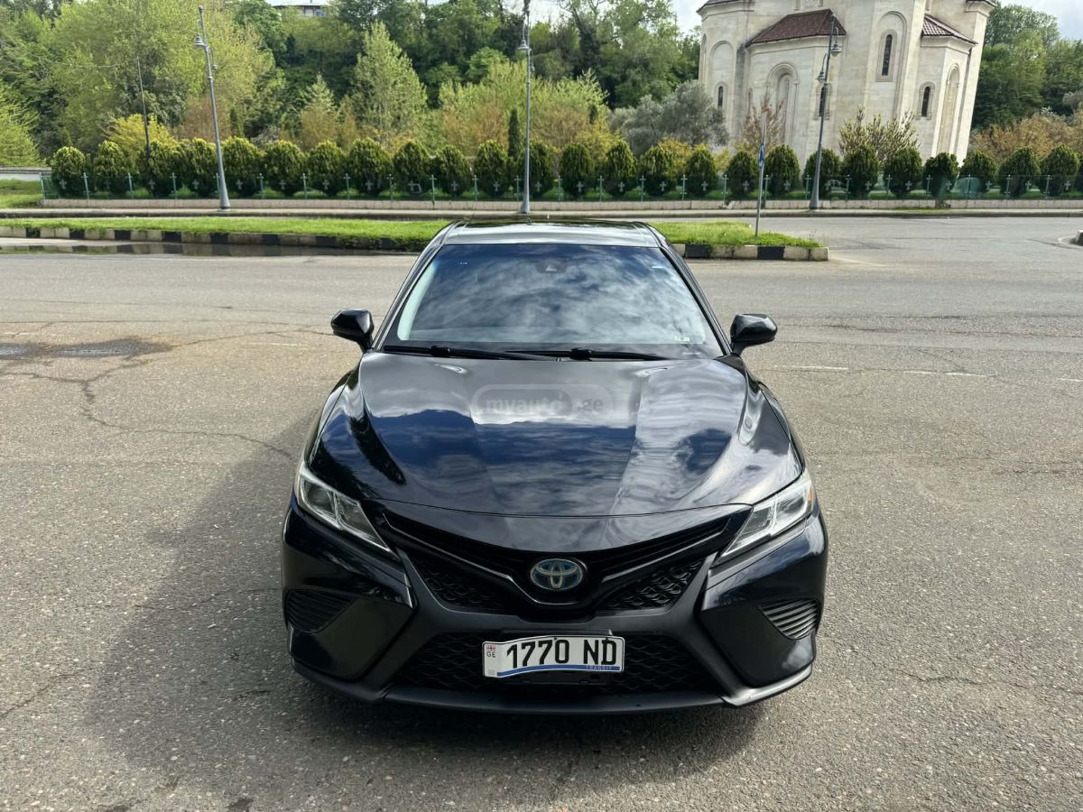 Toyota Camry - фото 1