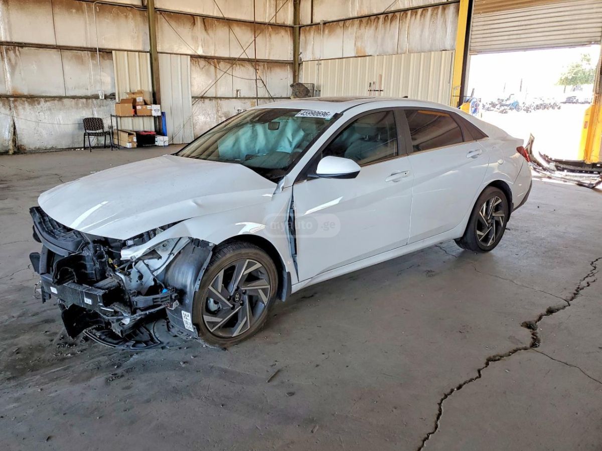 Hyundai Elantra - фото 1