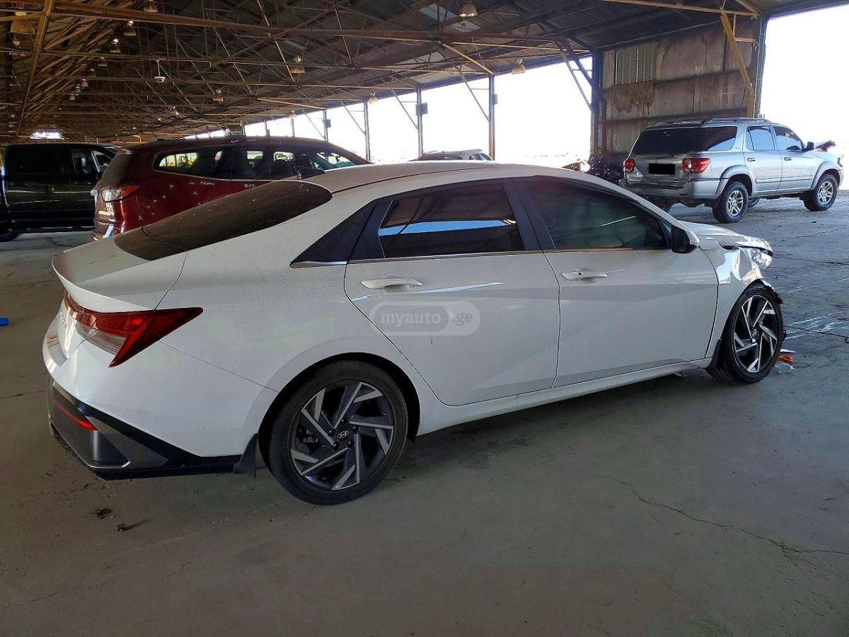 Hyundai Elantra - фото 3