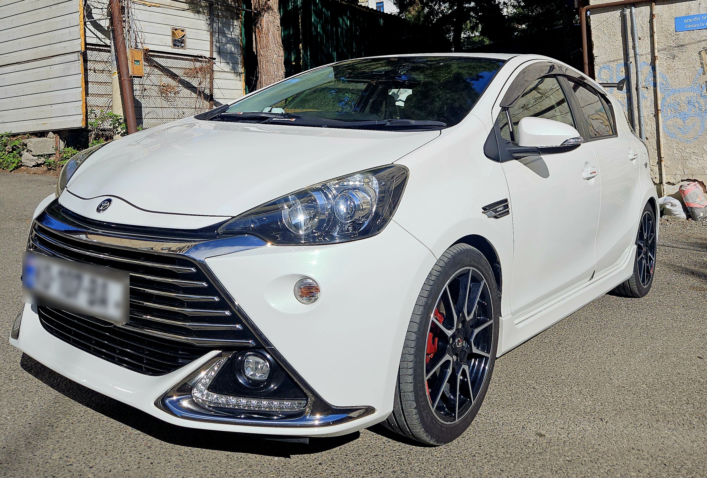 Toyota Aqua - фото 1