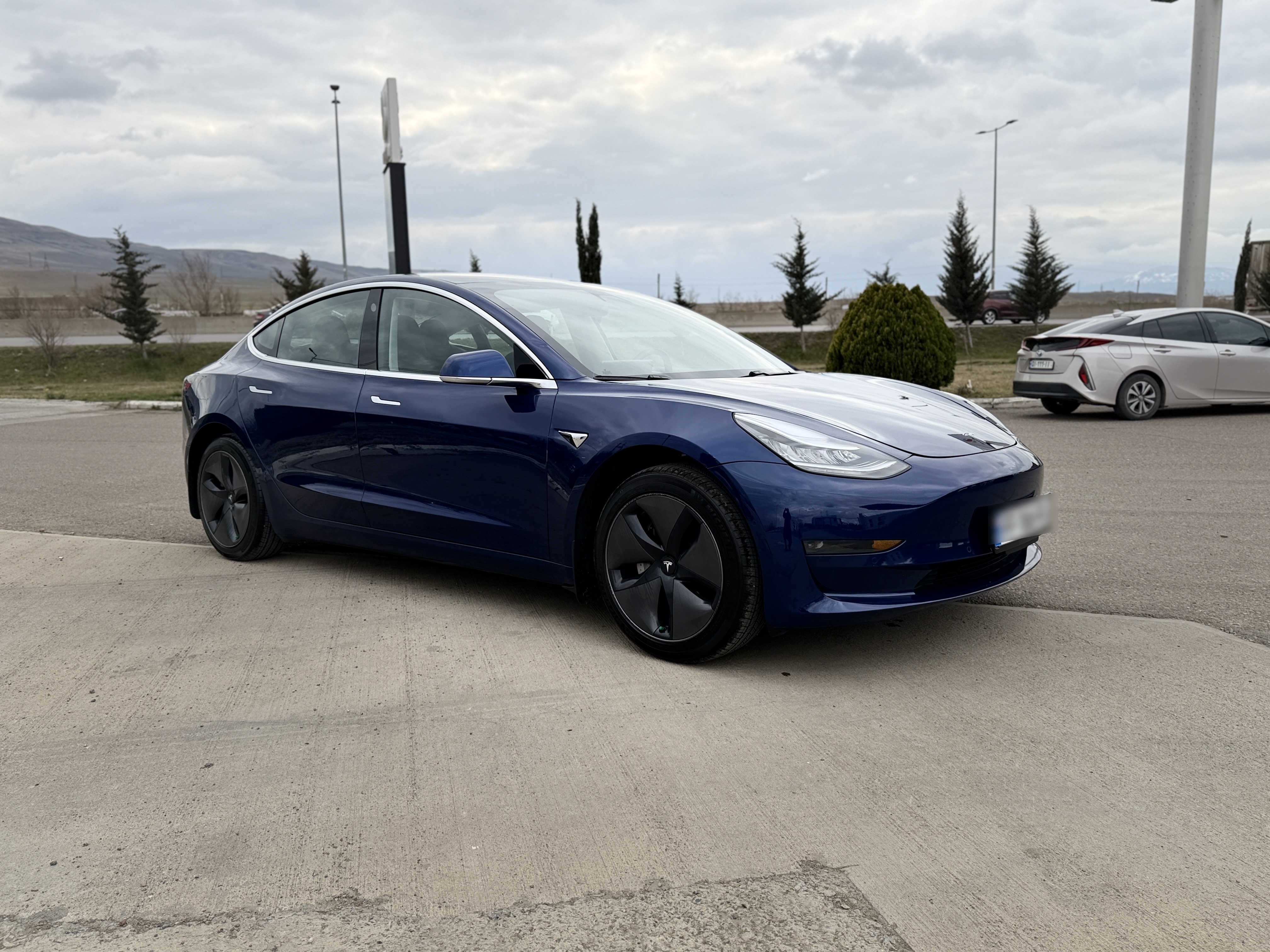 Tesla Model 3 - фото 1