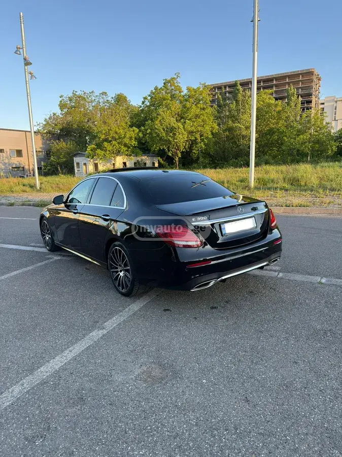 نمای دیگر Mercedes-Benz 2017