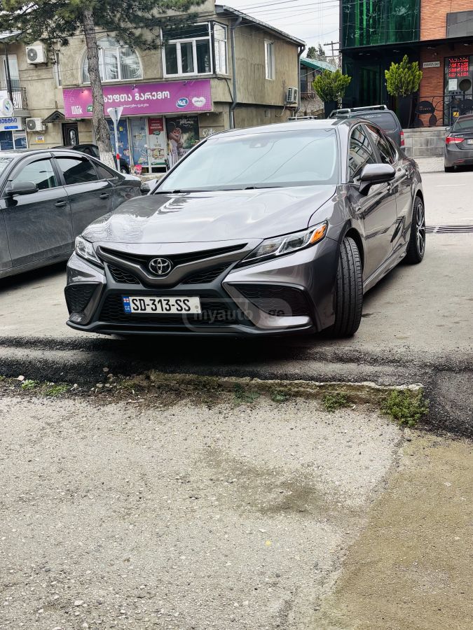 Toyota Camry - фото 1