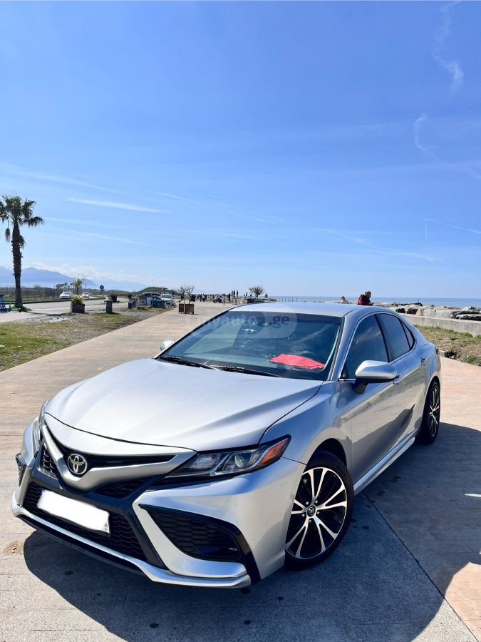 Toyota Camry - фото 1