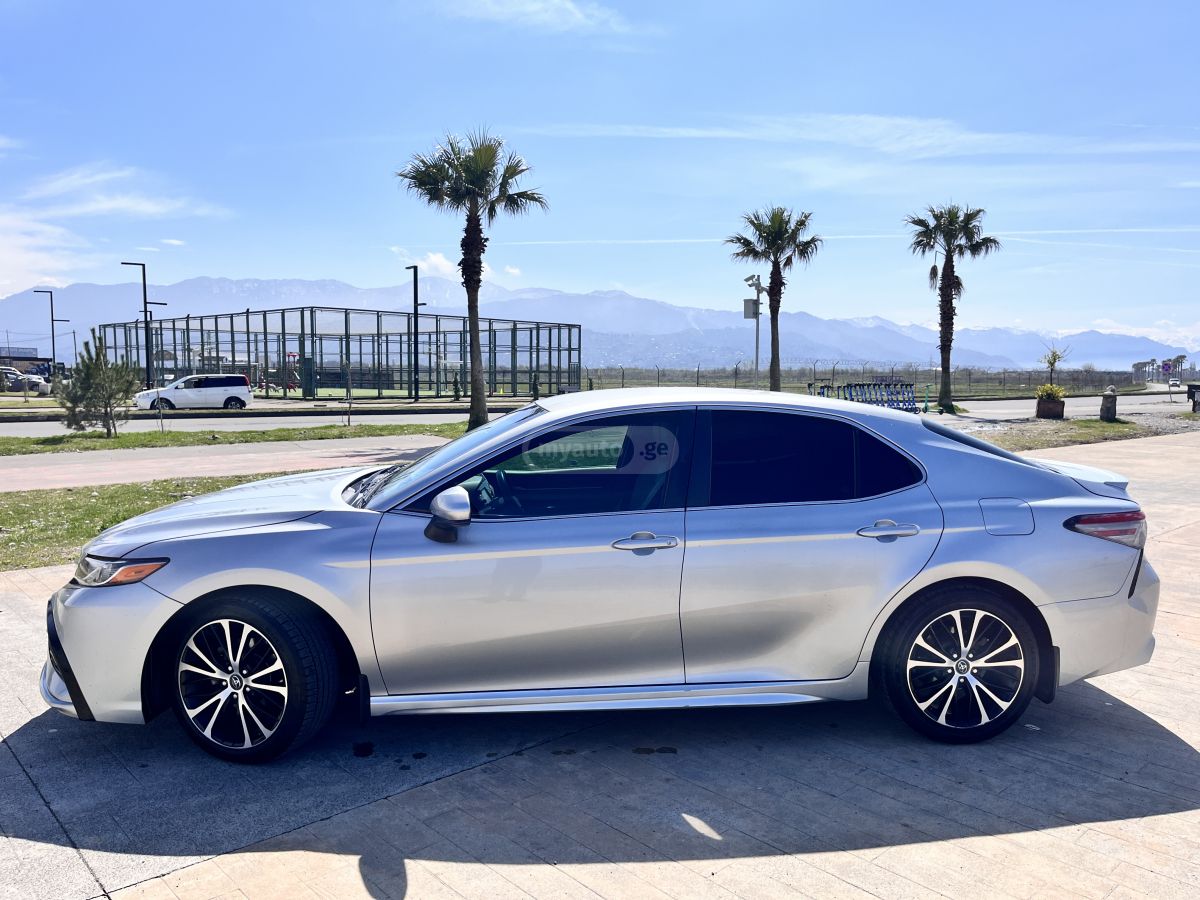 Toyota Camry - фото 3