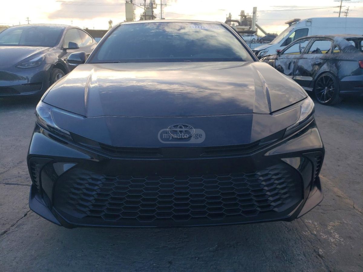 Toyota Camry - фото 1