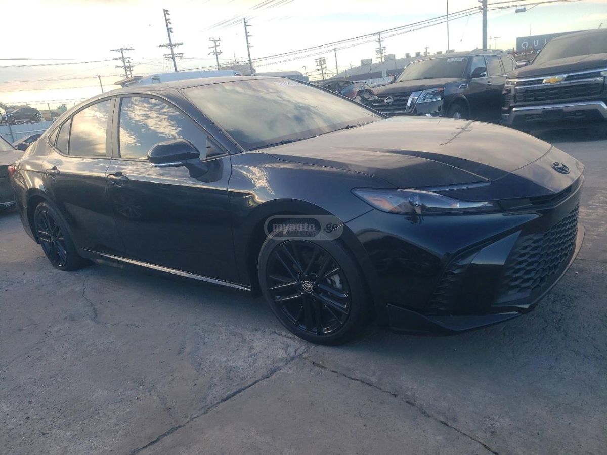 Toyota Camry - фото 2