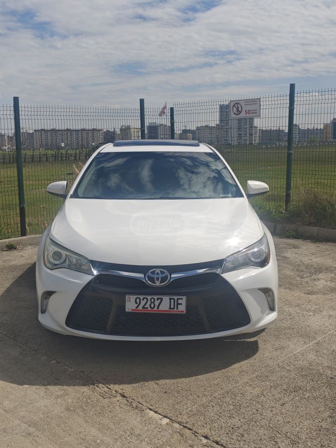Toyota Camry - фото 1