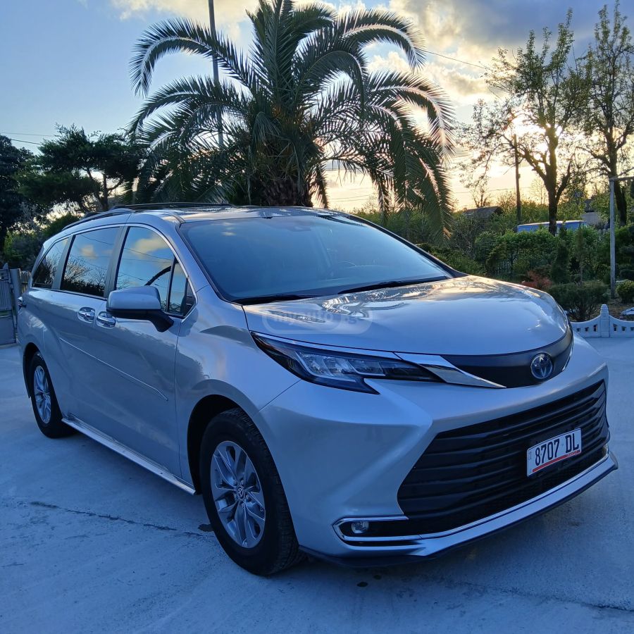 Toyota Sienna - фото 1