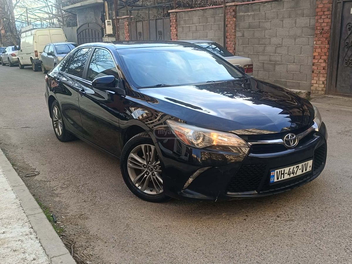 Toyota Camry - фото 1
