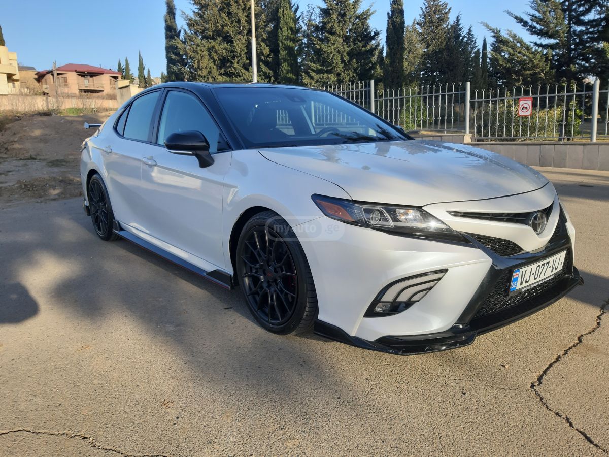 Toyota Camry - фото 1