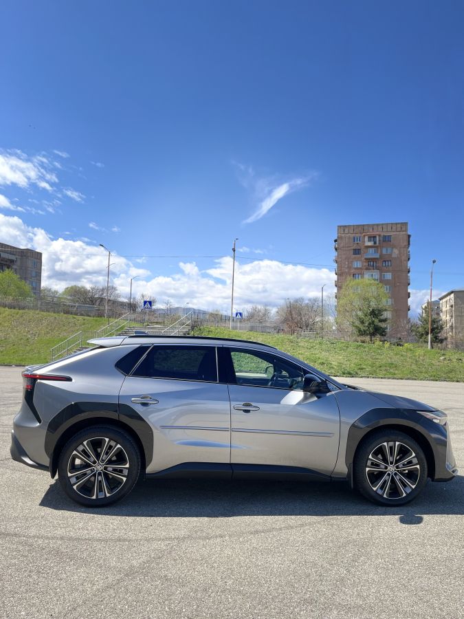 Toyota bZ4X Limited 2023 — миниатюра 4