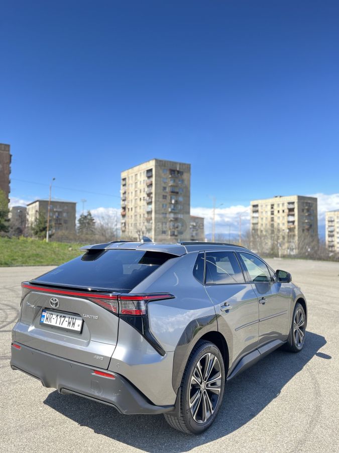 Toyota bZ4X Limited 2023 — миниатюра 6