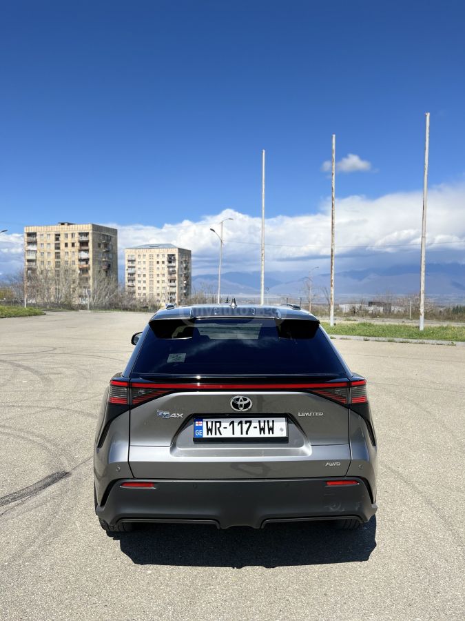 Toyota bZ4X Limited 2023 — миниатюра 8