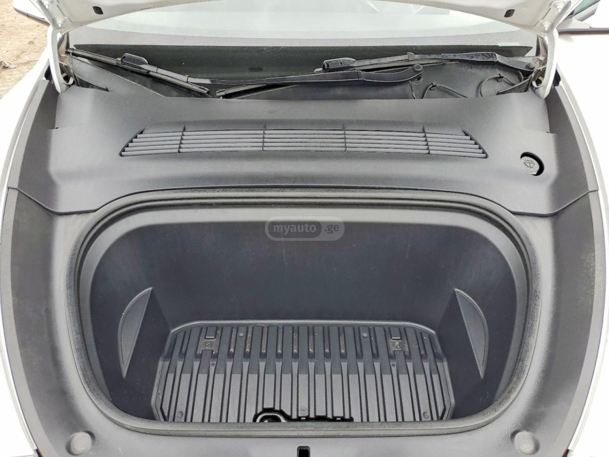 Tesla Model Y - фото 11