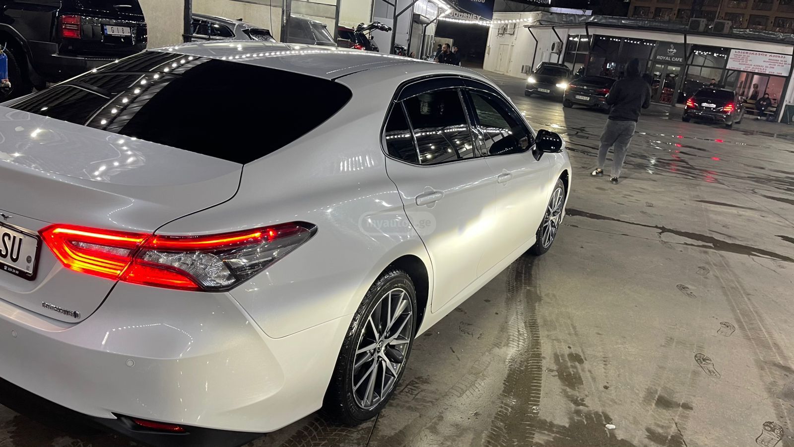 Toyota Camry - фото 1