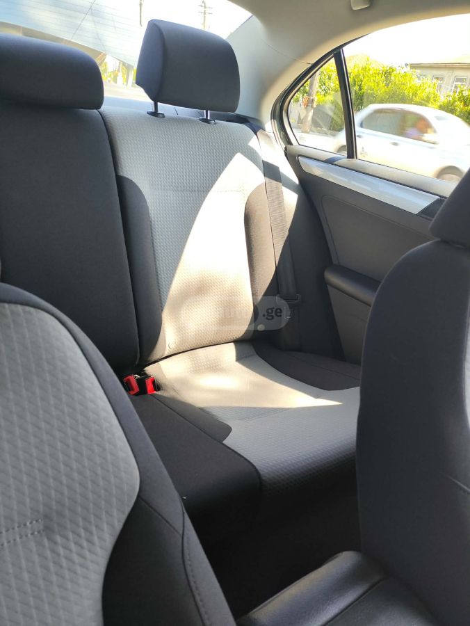 Volkswagen Jetta - фото 7