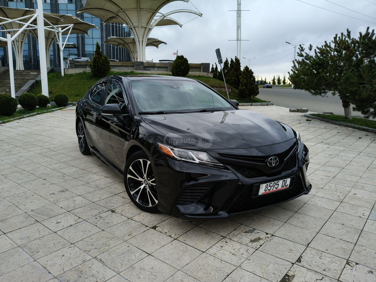 Toyota Camry - фото 1