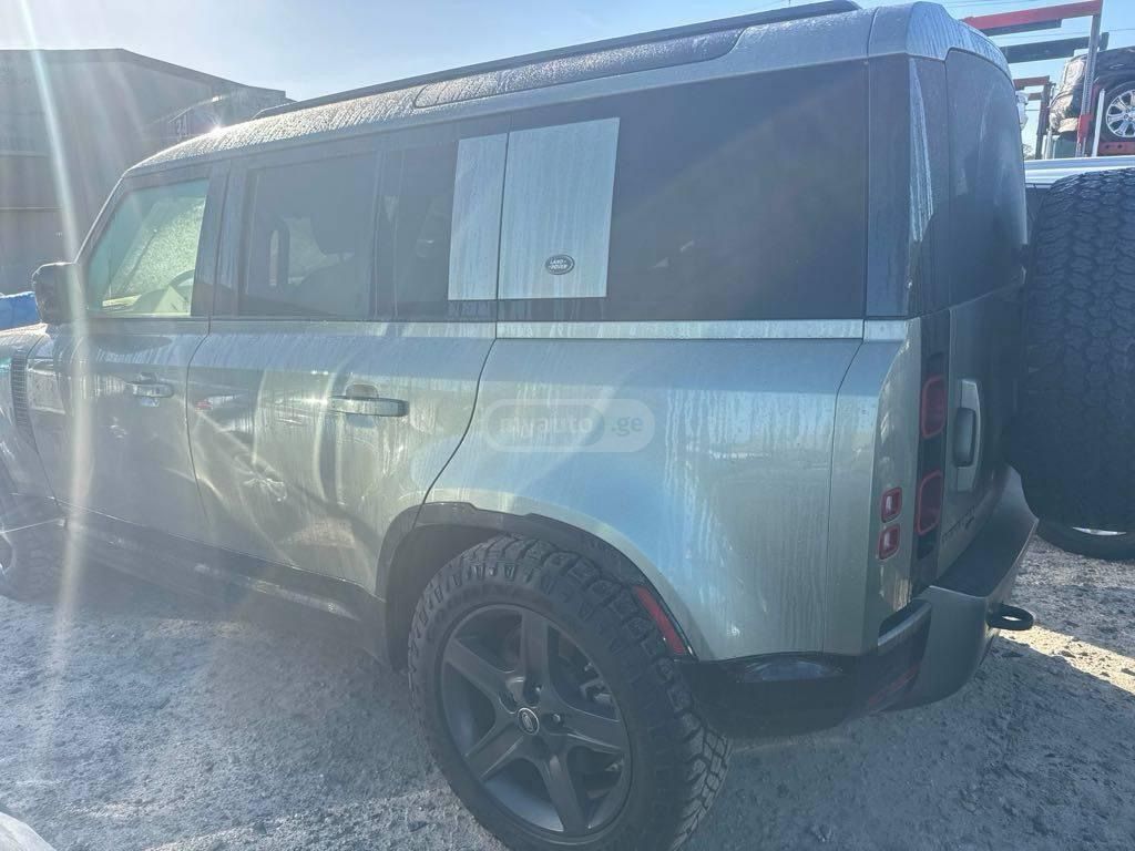 Land Rover Defender 110 - фото 8