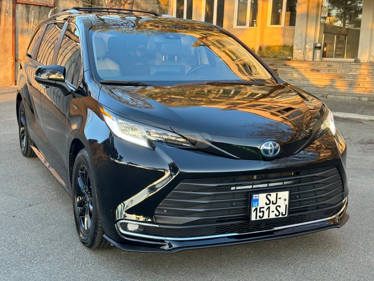 Toyota Sienna - фото 1
