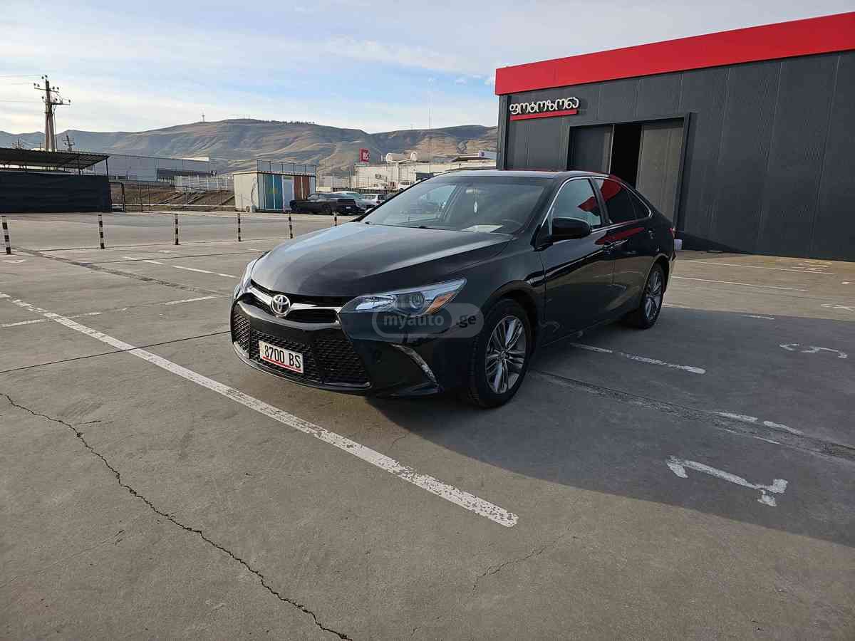 Toyota Camry - фото 1