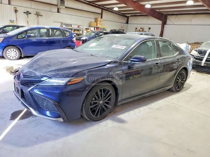 Toyota Camry - фото 1